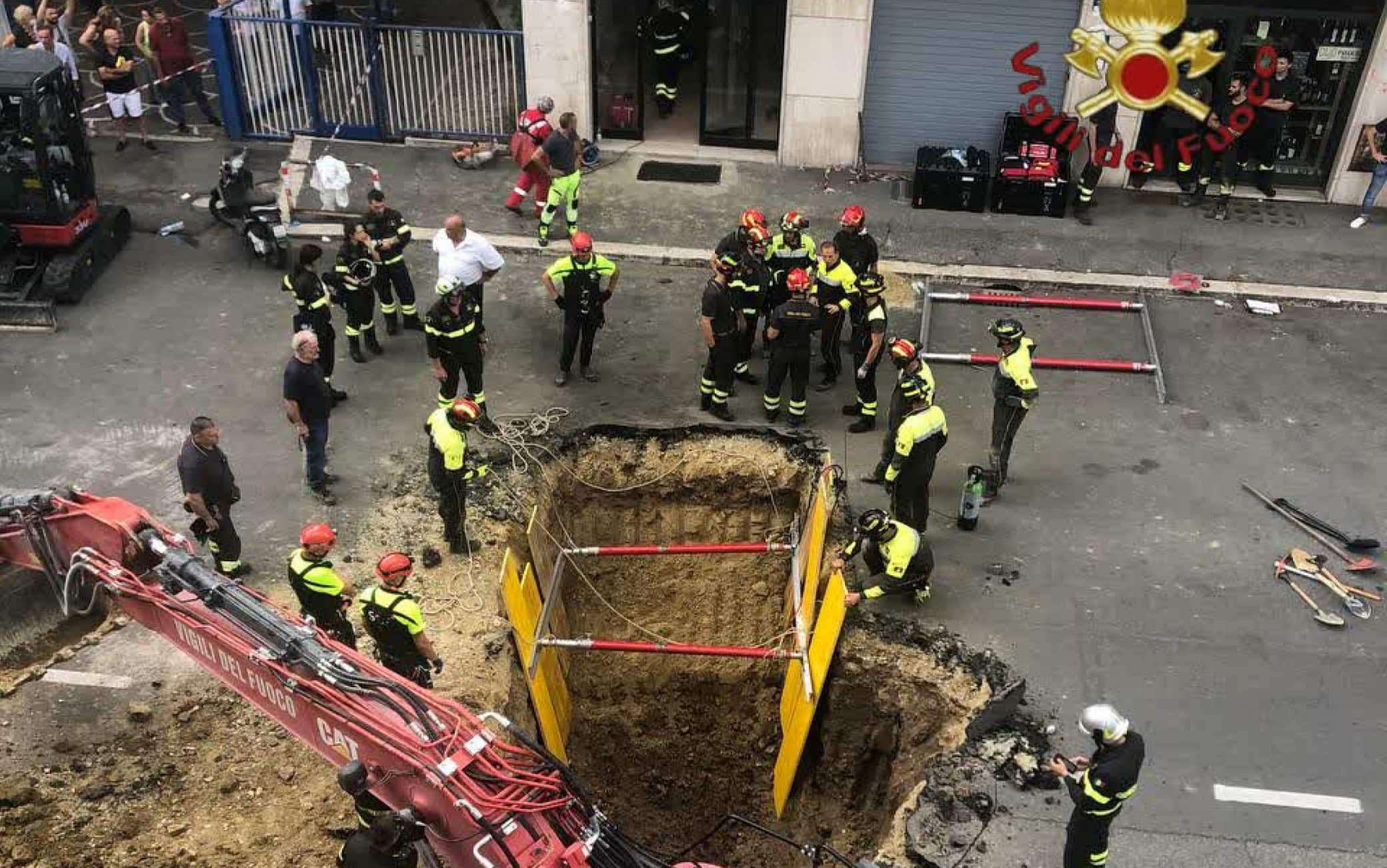 Da alcune ore i vigili del fuoco sono al lavoro per soccorrere un operaio caduto all'interno di un cantiere dove stava svolgendo dei lavori di ristrutturazione. L'incidente è avvenuto intorno a mezzogiorno in via Innocenzo XI, all'altezza del civico 42, nel quartiere Aurelio a Roma. Sul
posto presenti anche i carabinieri. In base ad una prima ricostruzione il pavimento del locale che stava ospitando opere di ristrutturazione sarebbe crollato per cause al momento ancora da chiarire. L'operaio sarebbe precipitato per circa sei metri. ANSA/US VIGILI DEL FUOCO +++ NO SALES, EDITORIAL USE ONLY +++