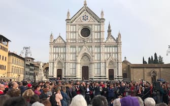 Scende di nuovo in Piazza Santa Croce a Firenze, a distanza da un mese dalla prima manifestazione, l''Italia che resiste' contro il razzismo. Oggi i manifestanti si sono radunati di nuovo nel capoluogo toscano per "ribadire che ci sono punti di vista diversi che non possono essere uniformati in un mainstream governativo", ha detto Michele Passione, uno degli organizzatori dell'evento. Al centro della piazza è stata allestita una zona con alcuni striscioni con scritte come 'la miglior difesa è l'attracco', su cui i manifestanti hanno appoggiato barchette di carta con messaggi, libri, e delle mani di cartone che emergono da terra simboleggiare persone affogate in mare.
ANSA/MARTA PANICUCCI