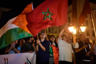 epa10924508 Protesters wave Palestinian and Moroccan flags as they gather in front of Parliament Square in Rabat, Morocco, on 17 October 2023. The protest erupted hours after Hamas-led authorities in Gaza said hundreds of people have been killed in an Israeli strike on a hospital in Gaza on 17 October. According to the Israel Defense Forces (IDF), the Islamic Jihad is responsible for the failed rocket launch that hit the hospital.  EPA/JALAL MORCHIDI