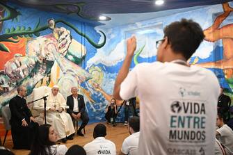 Pope Francis (2nd-L) and Scholas Occurrentes director Jose Maria del Corral (3rd-L) take part in a meeting with young members of Scholas Occurrentes educational foundation in Cascais, during his five-day visit to attend the World Youth Day (WYD) gathering of young Catholics, on August 3, 2023. - Portugal is expecting about a million pilgrims from around the world, according to organisers, to attend the World Youth Day gathering of young Catholics from August 1 to 6. Originally scheduled for August 2022, the event was postponed because of the Covid-19 pandemic. ANSA/Marco BERTORELLO / POOL / AFP)