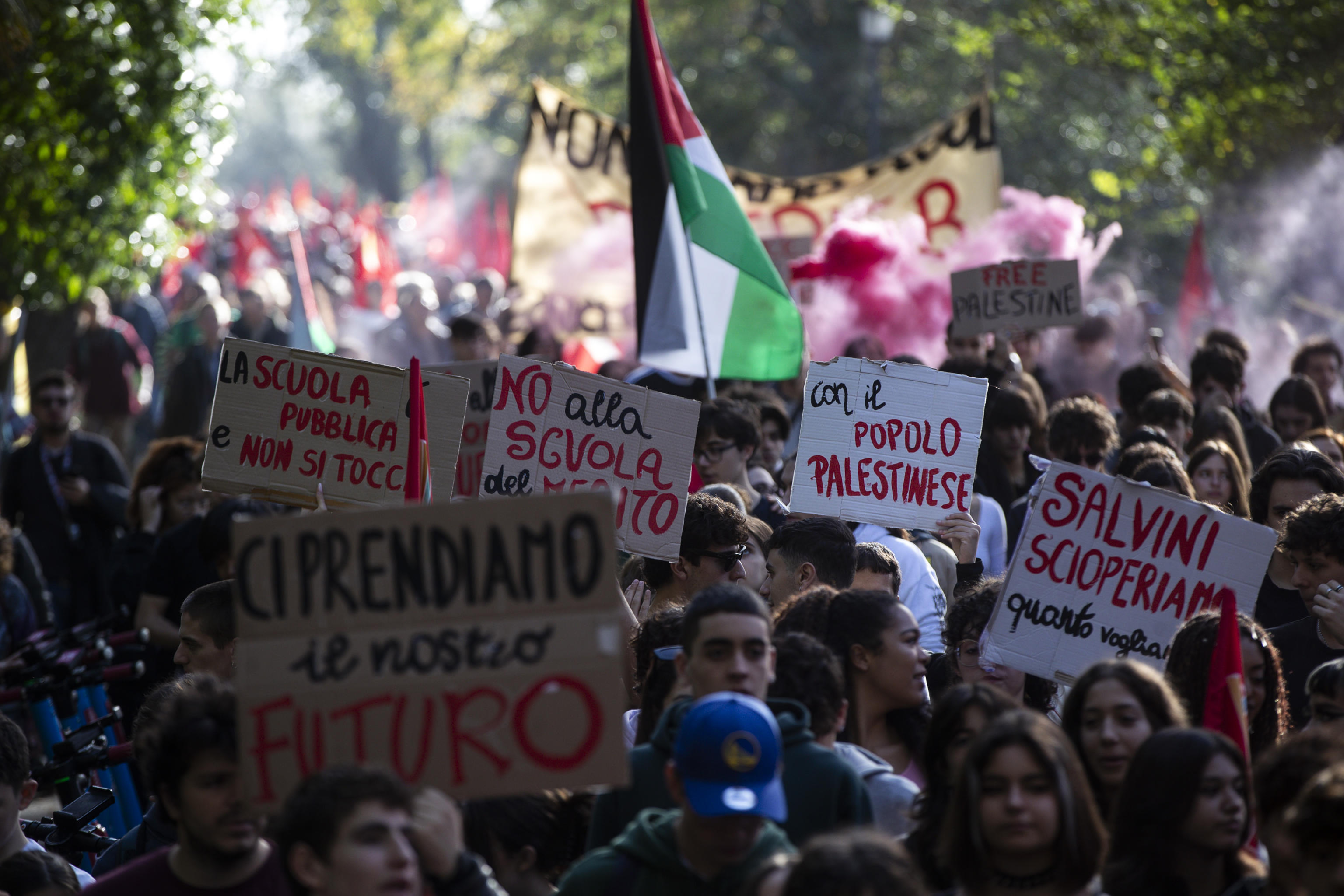 Un momento della manifestazione Rete degli Studenti Medi per lo sciopero generale di Cgil e Uil, Roma, 17 novembre 2023. ANSA/ANGELO CARCONI