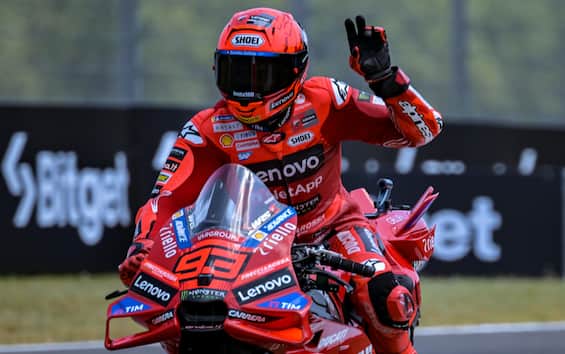 https://static.sky.it/editorialimages/aea923663113ff99263f549bf9c1fffa1f2b61ce/skysport/it/motori/motogp/video/2025/06/21/motogp-qualifiche-gp-mugello-italia-highlights-video/marquez_esultanza_mugello.jpg?im=Resize,width=565