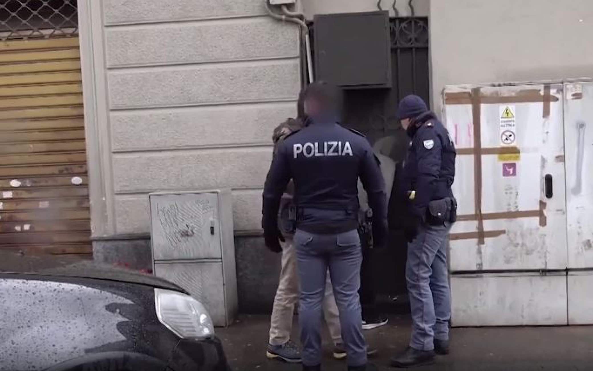 (FERMO IMMAGINE)Sedici misure cautelari, emesse dal Tribunale di Torino, sono state eseguite dalla polizia nei confronti di un gruppo di cittadini nigeriani sospettati di appartenere al sodalizio criminale di stampo mafioso denominato 'Eiye'. Sono accusati, oltre che di associazione per delinquere di stampo mafioso, di rapina, estorsione, lesioni e reati in materia di stupefacenti. Undici delle persone arrestate, durante l'operazione 'Bird man', sono state rintracciate in Italia. Secondo gli inquirenti i provvedimenti cautelari riguarderebbero "personaggi sospettati di rappresentare il vertice del livello nazionale dell'organigramma, direttamente incaricato delle nuove affiliazioni e della gestione dello spaccio di sostanze stupefacenti nelle varie piazze cittadine". Le indagini, avviate nel 2019, hanno consentito, attraverso intercettazioni e pedinamenti, di individuare i vertici nazionali degli 'Eiye', che si tenevano in costante e diretto contatto con i boss operanti in Nigeria. Gli investigatori sono riusciti a ricostruire la struttura dell'organizzazione, di tipo piramidale, che vede al proprio apice un 'World Ibaka', che avrebbe il controllo sulle sezioni locali chiamate 'Zone' e a loro volta guidate da un 'Zona Head'. Sulla piazza torinese, il sodalizio controllava e gestiva il commercio di sostanze stupefacenti in alcune aree, come corso Vigevano e piazza Baldissera, e più genericamente la zona della stazione ferroviaria di "Dora". Per l'operazione sono stati impiegati oltre cento uomini e oltre alla Squadra Mobile di Torino, l'attività ha coinvolto anche gli omologhi uffici delle Questure di Cuneo, Varese, Bergamo e Livorno. 
ANSA/POLIZIA ANSA PROVIDES ACCESS TO THIS HANDOUT PHOTO TO BE USED SOLELY TO ILLUSTRATE NEWS REPORTING OR COMMENTARY ON THE FACTS OR EVENTS DEPICTED IN THIS IMAGE; NO ARCHIVING; NO LICENSING NPK