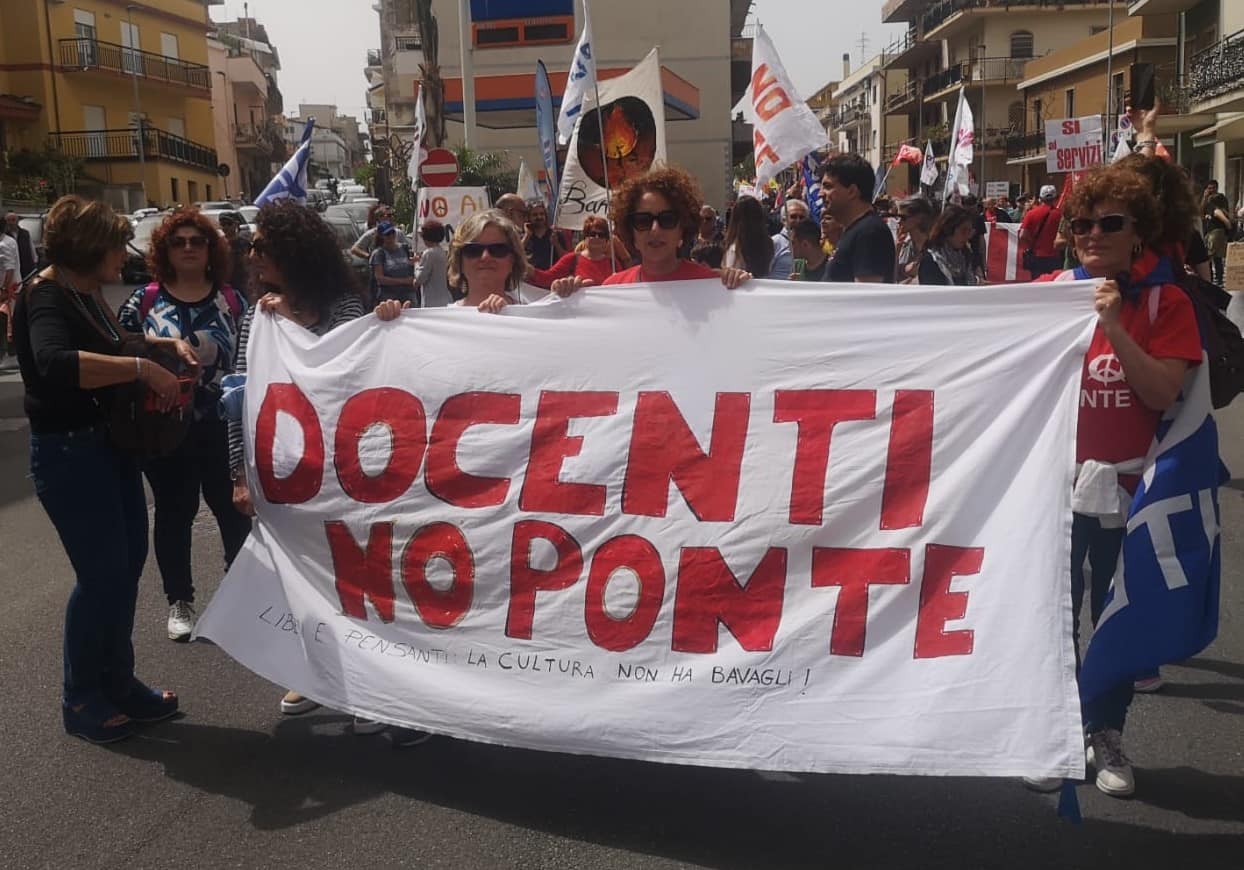 Insegnanti al corteo no ponte