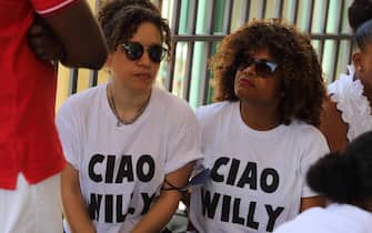 La mamma di Willy Monteiro Duarte con i parenti attende all'ingresso del tribunale di Frosinone dove i giudici della Corte di Assise sono entrati in camera di consiglio per decidere sulle richieste di condanna per l'omicidio di Willy avvenuto nel settembre del 2020, 4 luglio 2022. ANSA/ANTONIO NARDELLI