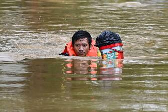 TOPSHOT-VIETNAM-WEATHER-STORM-FLOOD