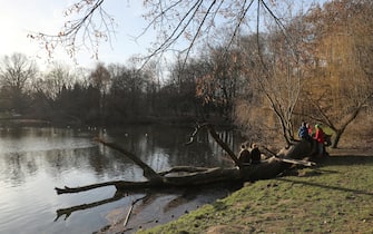 epa10385289 People rest at the Skaryszewski Park in Warsaw, Poland, 01 January 2023. Temperatures in Warsaw were reported at plus 17 degrees Celsius.  EPA/Pawel Supernak POLAND OUT