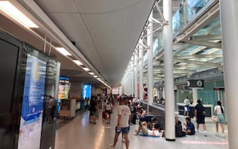 Viaggiatori e turisti all'aeroporto di Catania, attualmente chiuso a causa dell'attività eruttiva dell'Etna, 14 agosto 2023.
ANSA/ MAURIZIO D'ARRO'