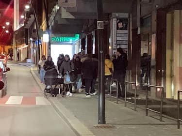 Persone in strada a Campobasso ieri sera subito dopo la scossa delle ore 23.52.
