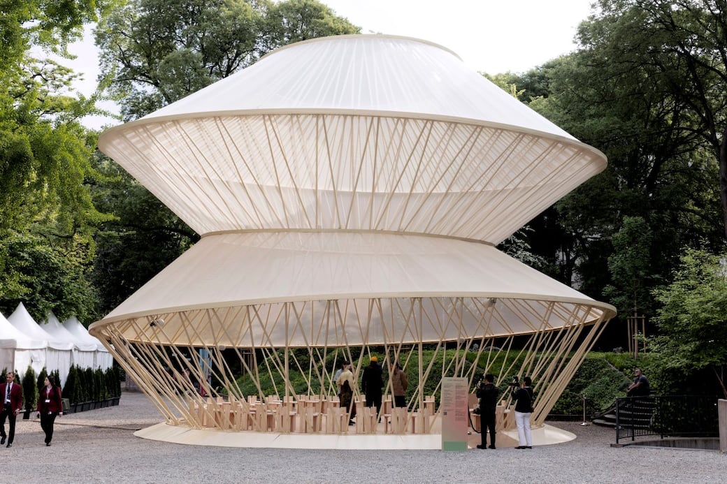 Il Garden Pavilion a Palazzo Citterio. ‘Iurta decostruita’ di Kulapat Yantrasast e WHY Architecture. When Apricots Blossom, Milano Design Week 2026. Su gentile concessione di ACDF