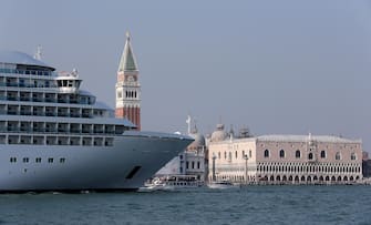 Grandi navi: una nave da crociera nel canale della Giudecca davanti a piazza San Marco, Venezia 27 settembre 2014.
ANSA/ALESSANDRO DI MEO