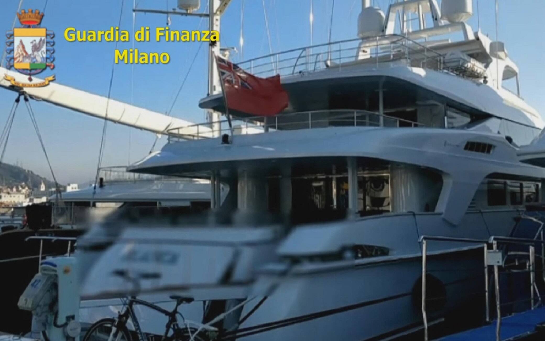 I militari del Nucleo di Polizia economico-finanziaria della guardia di finanza di Milano hanno sequestrato nel porto di Genova il maxi yacht di oltre 50 metri di proprietà di Paolo Fassa, titolare della azienda trevigiana di calcestruzzi Fassa Bortolo e patron dell'omonima squadra di ciclismo, indagato per frode fiscale e autoriciclaggio in una inchiesta dei pm milanese Paolo Storari e Giordano Baggio. Il valore stimato dell'imbarcazione è di circa 30 milioni di euro. ANSA/GDF +++ NO SALES, EDITORIAL USE ONLY +++