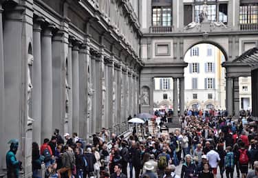 Code di turisti alla Galleria degli Uffizi, Firenze, 20 maggio 2016.
ANSA/MAURIZIO DEGL INNOCENTI