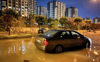 Houses and workplaces were flooded in Arnavutköy, Başakşehir and Küçükçekmece due to the strong downpour in Istanbul. After the downpour, the number of people who lost their lives in Başakşehir and Küçükçekmece increased to 2 and the number of injured people increased to 12.

More than 100 people were rescued by the teams.
Torrential rain caused flooding in Istanbul. Istanbul Governor Davut Gül issued a warning. He announced that 150 kg of precipitation fell per square meter in some places.

Photo by Sercan Ozkurnazli
