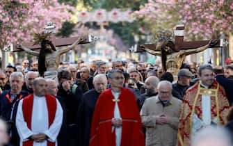 epa12038433 Faithful carry images of the Savior Christ during a Good Friday procession as part of Holy Week celebrations in Valencia, Spain, 18 April 2025.  EPA/ANA ESCOBAR
