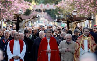 Venerdì Santo a Valencia epa12038433 Faithful carry images of the Savior Christ during a Good Friday procession as part of Holy Week celebrations in Valencia, Spain, 18 April 2025. EPA/ANA ESCOBAR