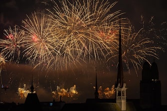 epa10384596 Fireworks illuminate the night sky over Zurich, Switzerland, on 01 January 2023, during the New Year's Eve celebrations.  EPA/MICHAEL BUHOLZER