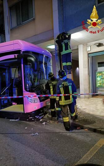 Nuovo incidente per un bus di linea a Mestre, in Via Carducci, l'autobus, un mezzo elettrico ha urtato un pilastro di un'abitazione dopo che il conducente ha perso il controllo del mezzo e ha attraversato la carreggiata, 14 ottobre 2023. Nell'incidente l'autista è rimasto ferito, mentre quattordici passeggeri avrebbero riportato contusioni lievi. 
ANSA/VIGILI DEL FUOCO
+++ ANSA PROVIDES ACCESS TO THIS HANDOUT PHOTO TO BE USED SOLELY TO ILLUSTRATE NEWS REPORTING OR COMMENTARY ON THE FACTS OR EVENTS DEPICTED IN THIS IMAGE; NO ARCHIVING; NO LICENSING +++ NPK +++