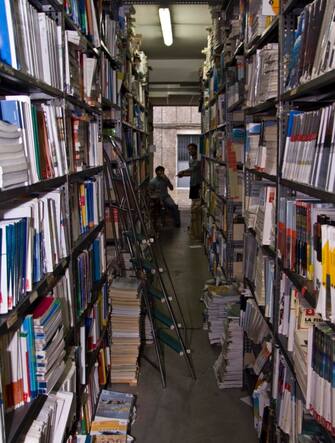 MILANO - LIBRERIA PASSALIBRO IN VIA DAL POZZO TOSCANELLI - CORSA ALLA VENDITA E ACQUISTO DEI LIBRI SCOLASTICI NUOVI E USATI