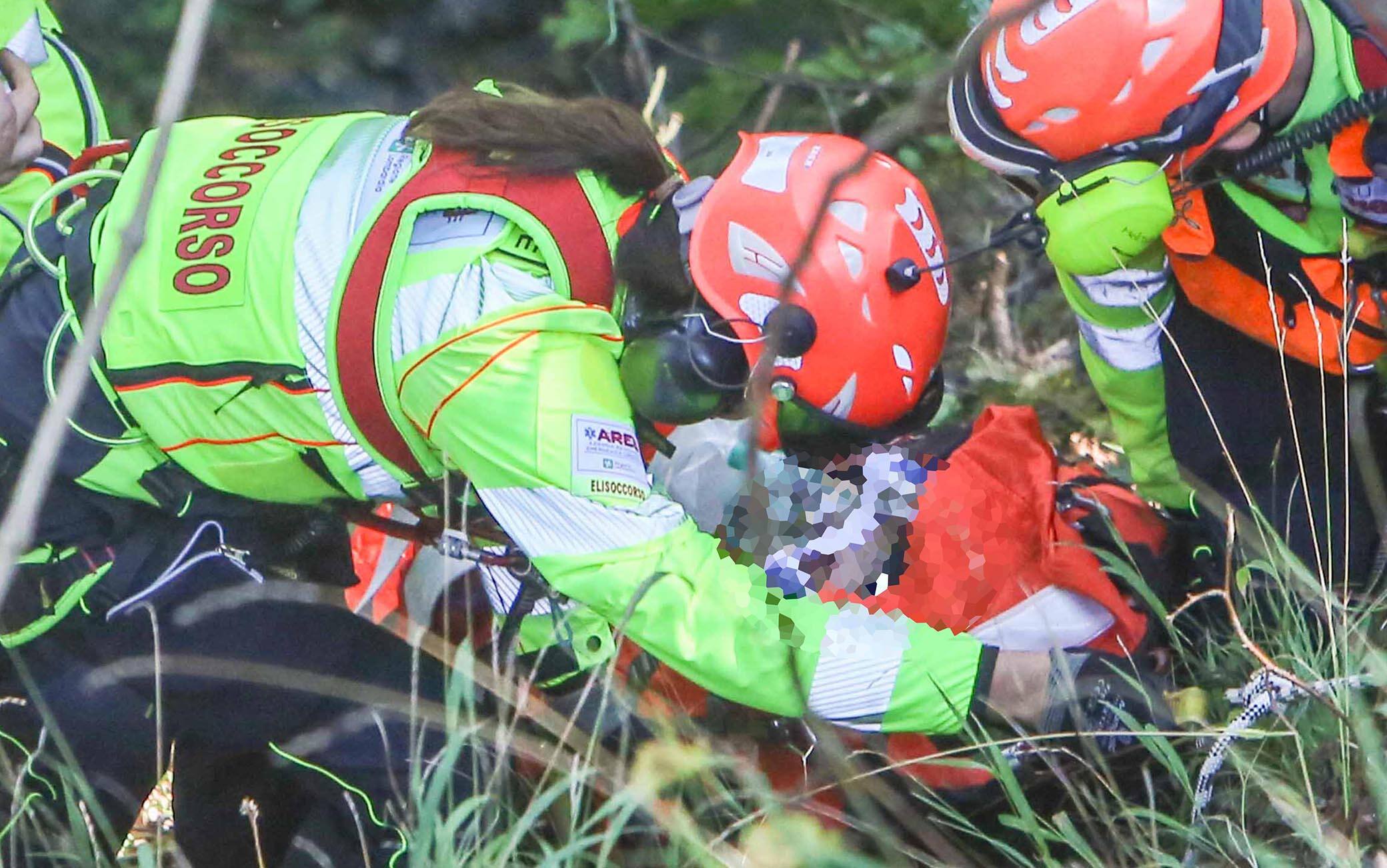 I soccorsi intervenuti sul posto per recuperare l'escursionista precipitato