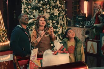 Eddie Murphy as ‘Chris Carver,’ Jillian Bell as ‘Pepper,’ and Madison Thomas as ‘Holly Carver’ star in CANDY CANE LANE Photo: CLAUDETTE BARIUS © AMAZON CONTENT SERVICES LLC