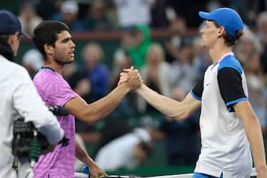epa11225092 Carlos Alcaraz of Spain (L) greets Jannik Sinner of Italy (R) after winning match point  during the men s semifinal match at the BNP Paribas Open in Indian Wells, California, USA, 16 March 2024.  EPA/JOHN G. MABANGLO