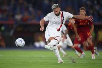 ROME, ITALY - SEPTEMBER 01: Olivier Giroud of AC Milan scores their sides first goal from the penalty spot during the Serie A TIM match between AS Roma and AC Milan at Stadio Olimpico on September 01, 2023 in Rome, Italy. (Photo by Paolo Bruno/Getty Images)