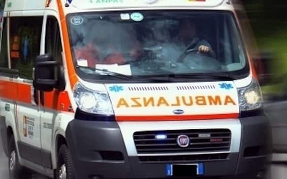 Milano, bambino di tre anni precipita dal balcone: è grave