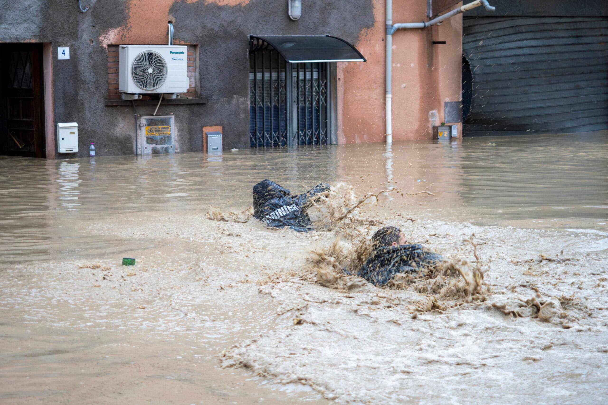 Maltempo, i soccorsi ai cittadini delle zone colpite dal maltempo          