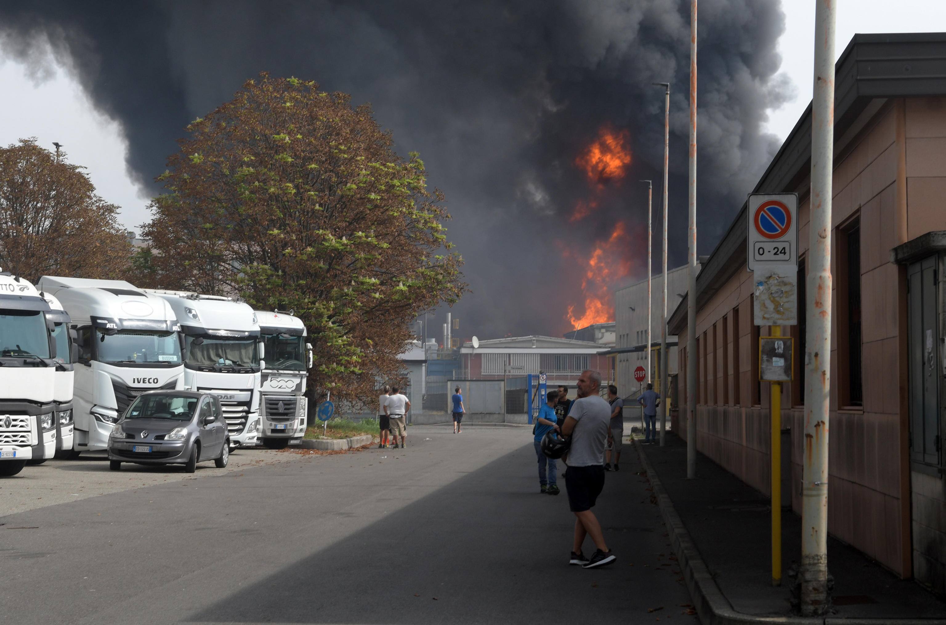 Vigili del fuoco al lavoro per spegnere un incendio con esplosione scoppiato in una ditta chimica  a San Giuliano Milanese, 07 Settembre 2022. ANSA/ANDREA CANALI