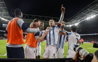 epa11185554 Real Sociedad's Mikel Oyarzabal (3-R) celebrates with teammates after scoring the 1-1 goal during the Spanish King's Cup semifinal second leg soccer match between Real Sociedad and RCD Mallorca, in San Sebastian, Spain, 27 February 2024.  EPA/Javier Etxezarreta