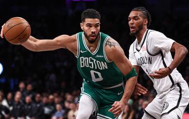 TATUM DA 36 SFIORA LA TRIPLA DOPPIA