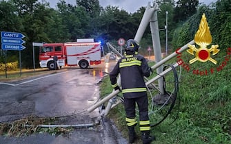 Due donne sono state travolte da una ondata di fango e grandine che ha sfondato la porta di casa, in fondo a una discesa, a Senna Comasco. Dopo le 4 è iniziata la violentissima grandinata. Le donne, madre e figlia di 91 e 62 anni, sono state colte all'improvviso mentre erano a letto dalla valanga di ghiaccio, che ha ucciso il loro cane. Sul posto sono intervenuti vigili del fuoco, carabinieri e sanitari che hanno portato le due donne in stato di ipotermia all'ospedale Sant'Anna. La prognosi per la madre, ora al pronto soccorso, è riservata mentre la figlia, che era in uno stato maggiore di ipotermia, si trova in terapia intensiva.
ANSA/Vigili del Fuoco ANSA PROVIDES ACCESS TO THIS HANDOUT PHOTO TO BE USED SOLELY TO ILLUSTRATE NEWS REPORTING OR COMMENTARY ON THE FACTS OR EVENTS DEPICTED IN THIS IMAGE; NO ARCHIVING; NO LICENSING NPK