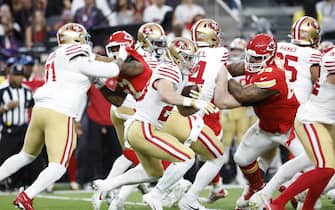 epa11146371 San Francisco 49ers running back Christian McCaffrey (C) runs with the ball during the first half of Super Bowl LVIII between the Kansas City Chiefs and the San Fransisco 49ers at Allegiant Stadium in Las Vegas, Nevada, USA, 11 February 2024. The Super Bowl is the annual championship game of the NFL between the AFC Champion and the NFC Champion and has been held every year since 1967.  EPA/JOHN G. MABANGLO