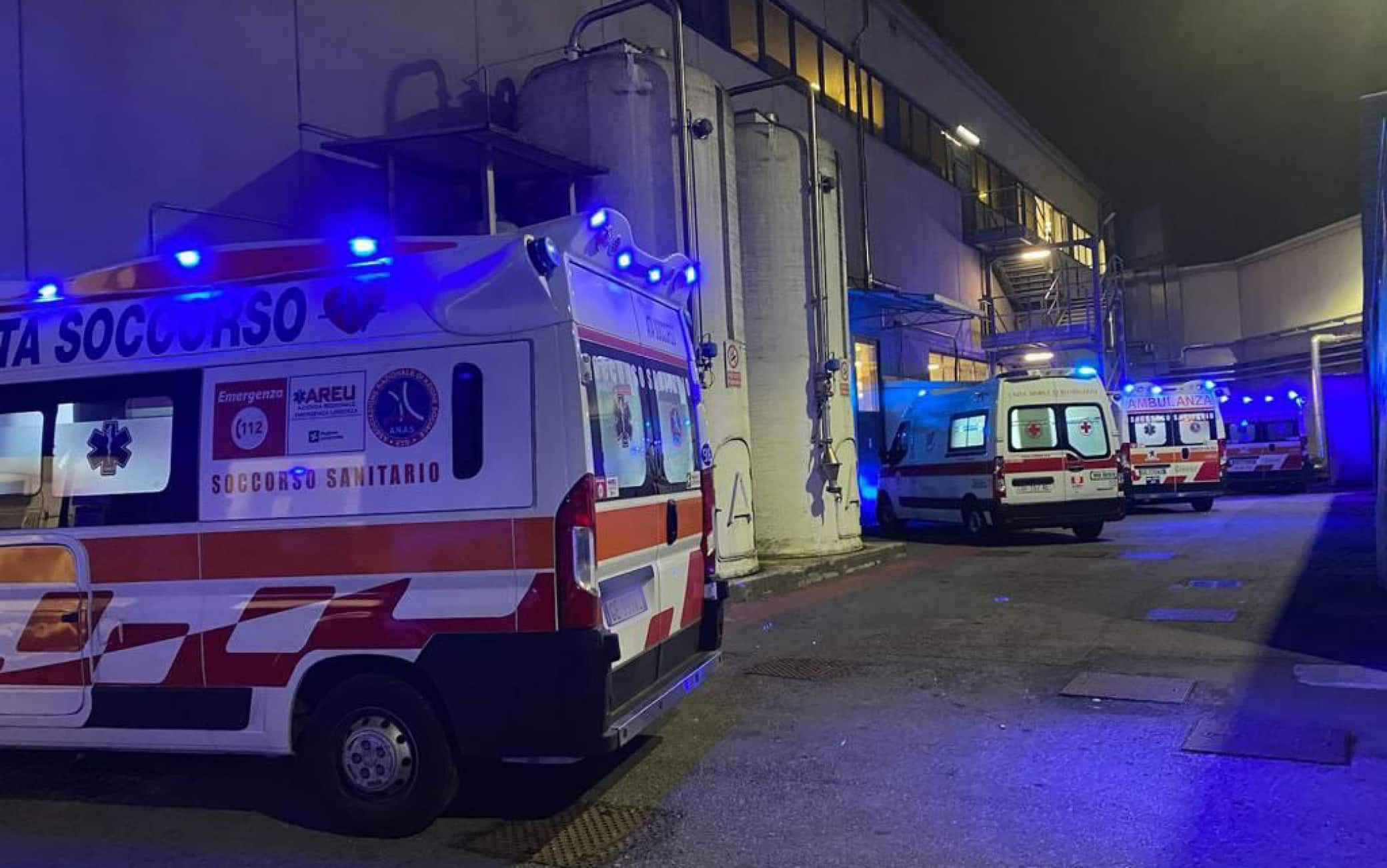 Accoltella 5 persone al centro commerciale, un morto
