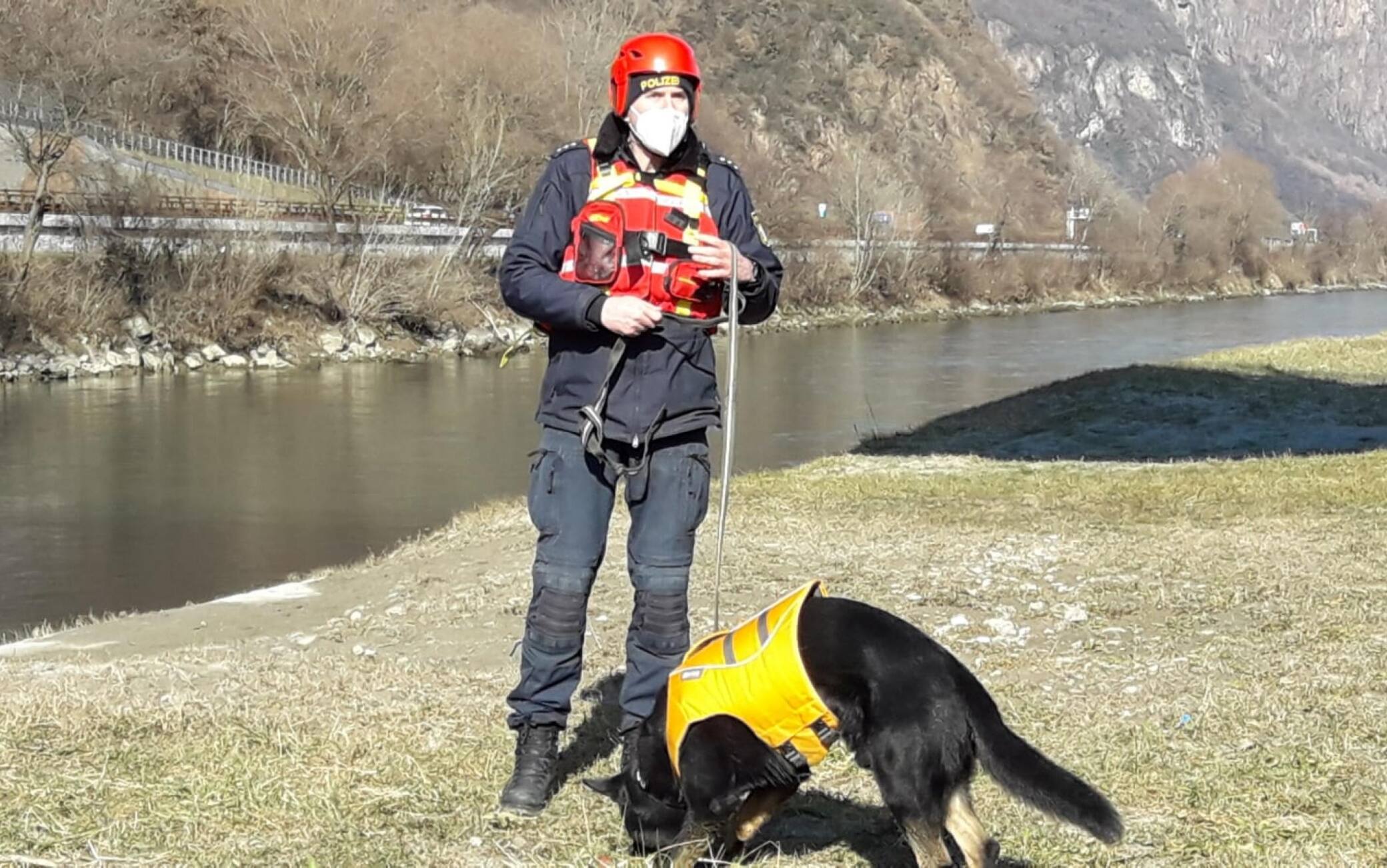 E' iniziata la maxi battuta di ricerca sull'Adige per trovare la salma di Peter Neumair. Il fiume è stato nuovamente abbassato e sul posto si trovano
centinaia di centinaia di persone lungo le rive, come anche sette unità cinofile della polizia tedesca specializzate nella ricerca in acqua. ANSA/US VIGILI DEL FUOCO +++ NO SALES, EDITORIAL USE ONLY ++