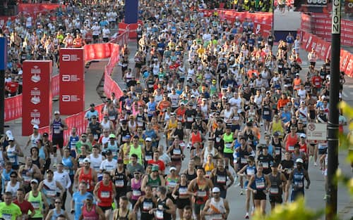 epa12449019 Runners start the Chicago Marathon in Chicago, Illinois, USA, 12 October 2025. Some 53 thousand runners participated in the 2025 Chicago Marathon.  EPA/MATT MARTON