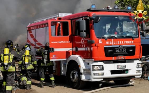 Roma, incendi da Fiumicino a Primavalle: si indaga su roghi dolosi