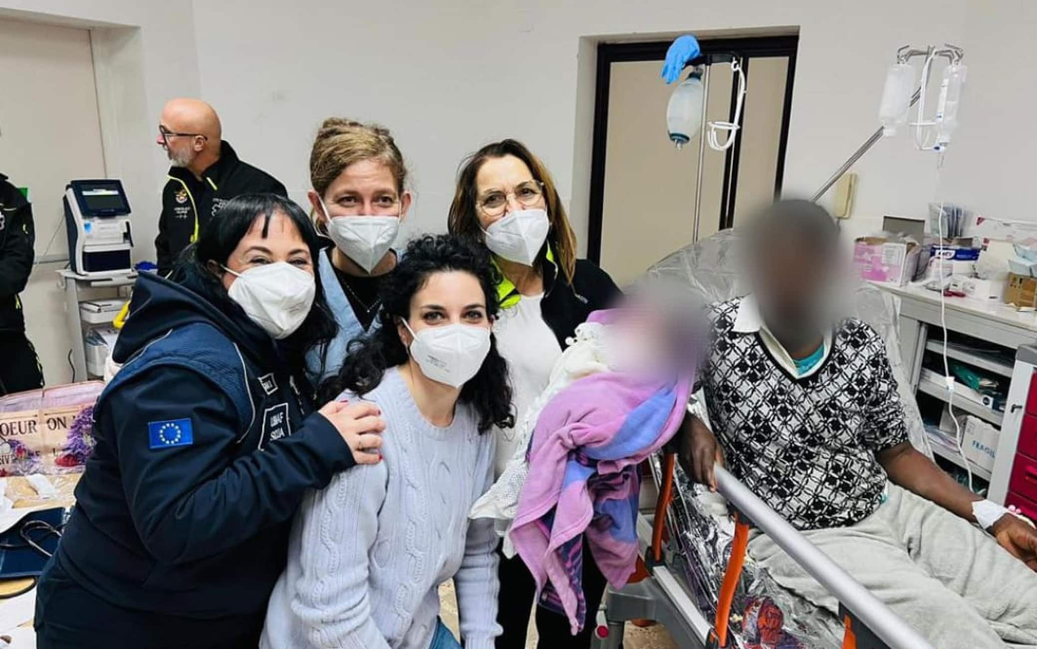 E' stata chiamata Fatima la piccola che è nata su una motovedetta della Guardia costiera mentre era in corso l'attracco al molo Favarolo di Lampedusa, 20 dicembre 2022. La neonata, assieme alla mamma: una giovane ivoriana, sono state portate durante la notte, in elisoccorso del 118, in un ospedale di Agrigento. ANSA/ CONCETTA RIZZO