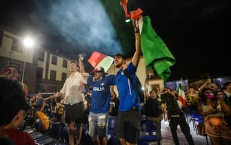 Partita Italia Belgio agli Europei - maxischermo Teatro Martinit - esultanza alla vittoria dell’Italia