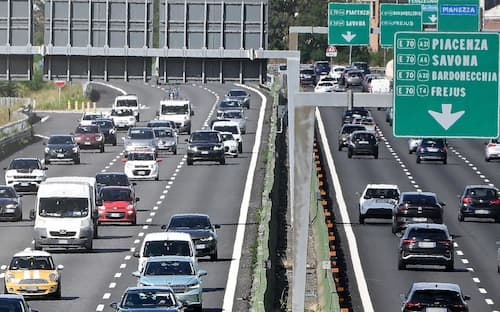 Traffico sull'autostrada di Torino per l'esodo per le vacanze estive, Torino , 26 luglio 2025 ANSA/ALESSANDRO DI MARCO