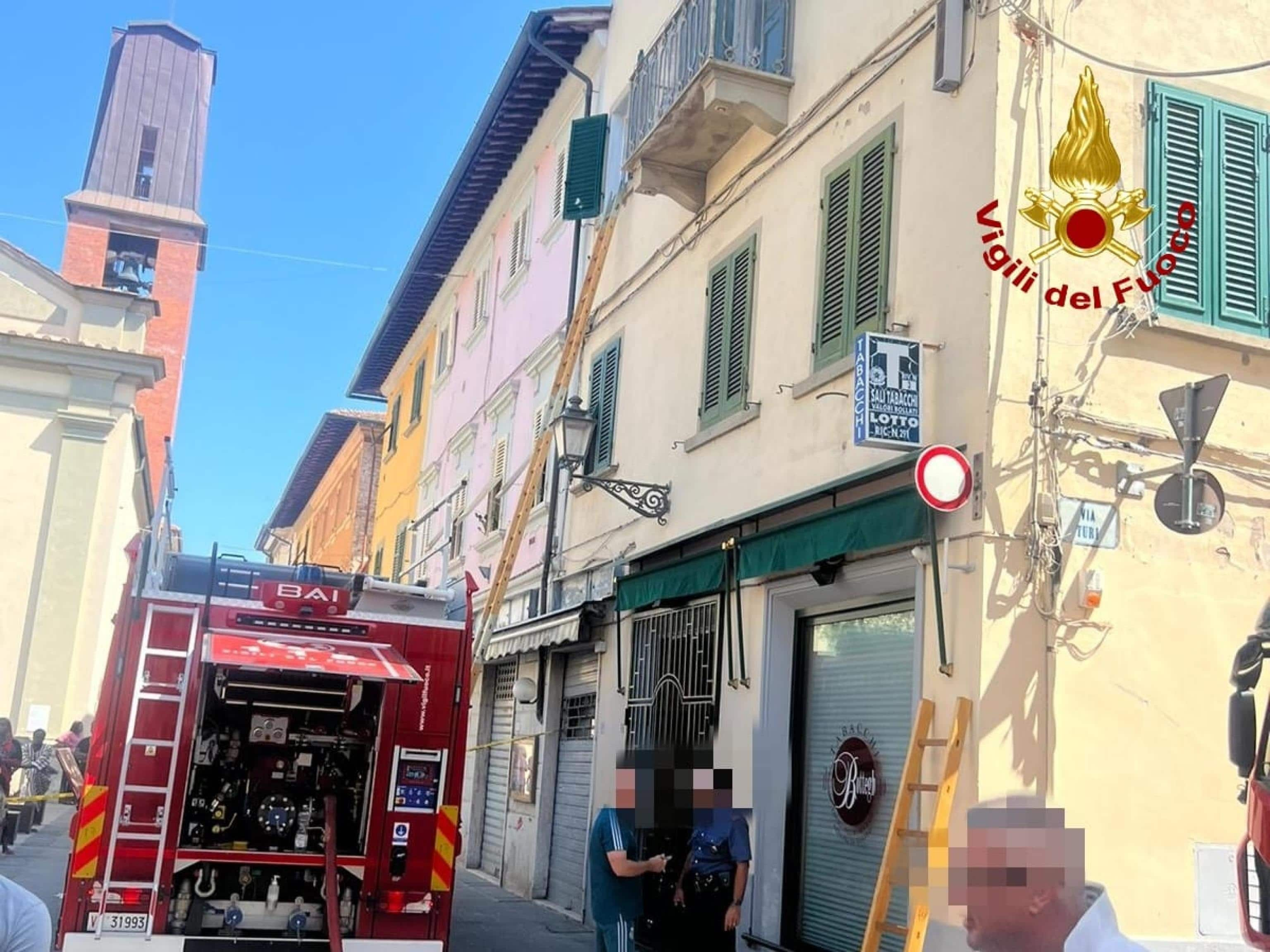 Lo stabile in via Turi in cui si è sviluppato un incendio che ha provocato la morte di una bambina, Santa Croce sull'Arno (Pisa), 25 agosto 2024. I vigili del fuoco, intervenuti con più squadre, oltre alla bambina hanno portato fuori dall'abitazione altre cinque persone tra cui altri tre bimbi, una donna incinta e un altro adulto. ANSA/UFFICIO STAMPA VIGILI DEL FUOCO +++ ANSA PROVIDES ACCESS TO THIS HANDOUT PHOTO TO BE USED SOLELY TO ILLUSTRATE NEWS REPORTING OR COMMENTARY ON THE FACTS OR EVENTS DEPICTED IN THIS IMAGE; NO ARCHIVING; NO LICENSING +++ NPK +++