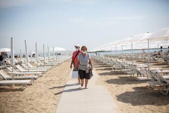 Rimini, due bagnanti sulla spiaggia