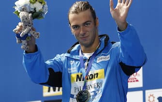 epa04878412 Gold medal winner Gregori Paltrinieri of Italy celebrates after the Men's 1500m Freestyle final at the FINA Swimming World Championships 2015 in Kazan, Russia, 09 August 2015.  EPA/VALDRIN XHEMAJ