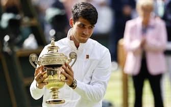 epa11477810 Carlos Alcaraz of Spain celebrates with his trophy after winning the Men's final against Novak Djokovic of Serbia at the Wimbledon Championships, Wimbledon, Britain, 14 July 2024.  EPA/TOLGA AKMEN  EDITORIAL USE ONLY