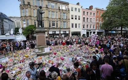 "Don't look back in anger": Manchester si unisce cantando gli Oasis