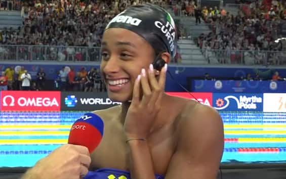 https://static.sky.it/editorialimages/b0717c1f50867545f4db856f536172d6b43cfde6/skysport/it/altri-sport/nuoto/video/2025/07/31/curtis-mondiali-nuoto-intervista-semifinali-1027070/curtis_screen.jpg?im=Resize,width=565