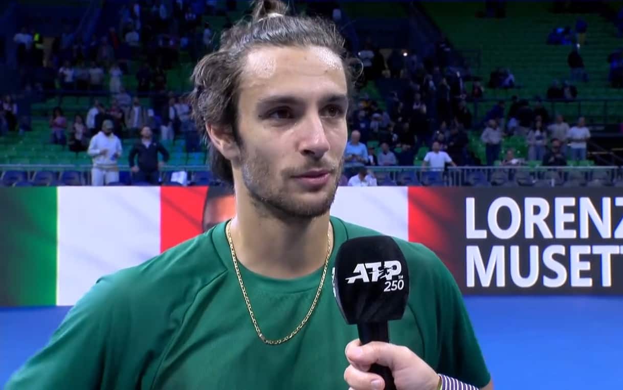 https://static.sky.it/editorialimages/b075c2a15080eb77df6d266e40422beef81bb90c/skysport/it/tennis/video/2025/11/05/musetti-atp-atene-intervista-1049167/musetti_screen.jpg?im=Resize,width=1218