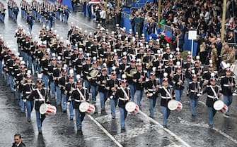 La Banda dell’Esercito Italiano diretta dal Maestro Direttore, maggiore Filippo Cangiamila, in occasione della Parata militare del 2 Giugno in via dei Fori Imperiali a Roma, 2 giugno 2024. ANSA/CLAUDIO PERI