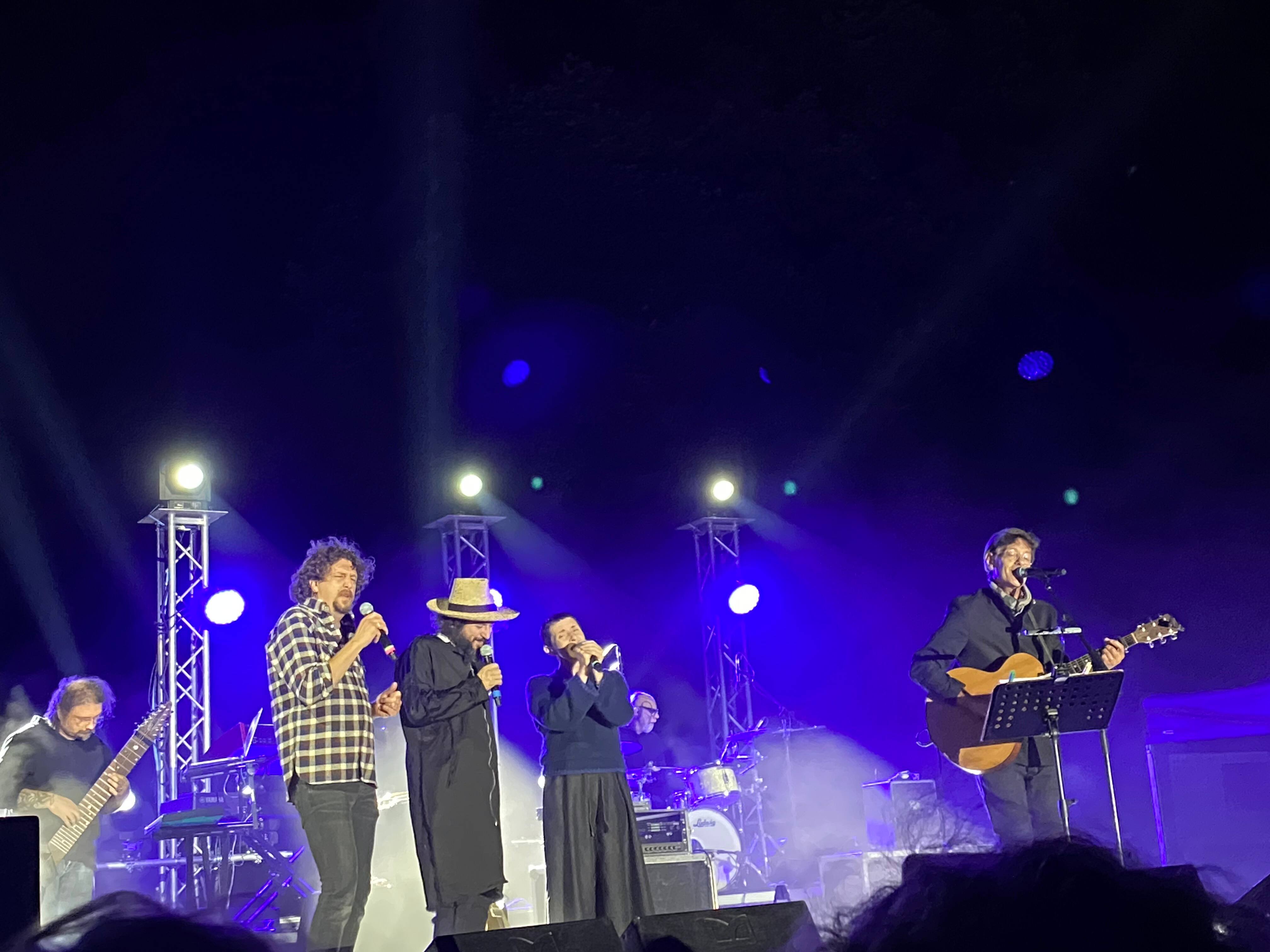 Capossela, Redeghieri, Zamboni e Lassociazione sul palco